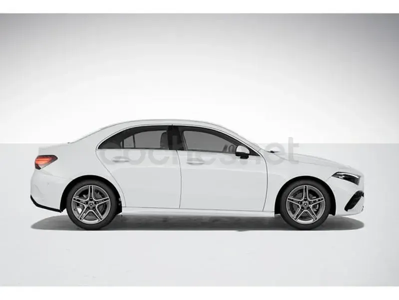 Usado Mercedes A200 AMG line 150 CV (110 kW) 2023 Blanco polar  pintura unicolor Berlina