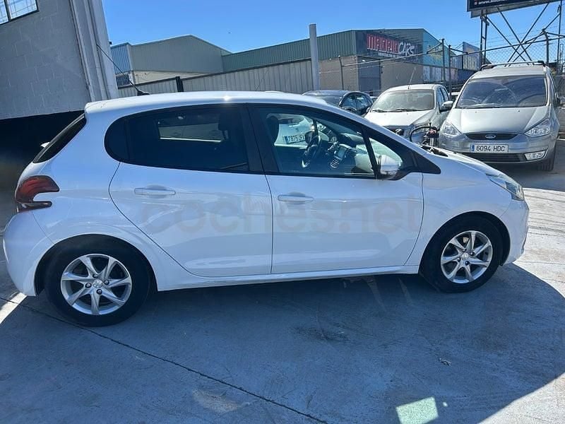 Begagnad Peugeot 208 Active 82 HK (60 kW) 2014 Vit Halvkombi