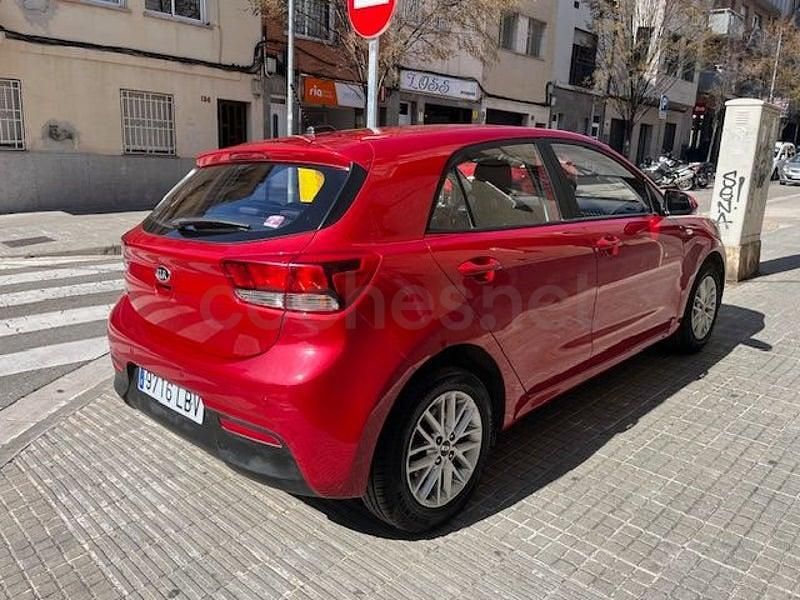 Usado Kia Rio 84 CV (61 kW) 2019 Granate Berlina