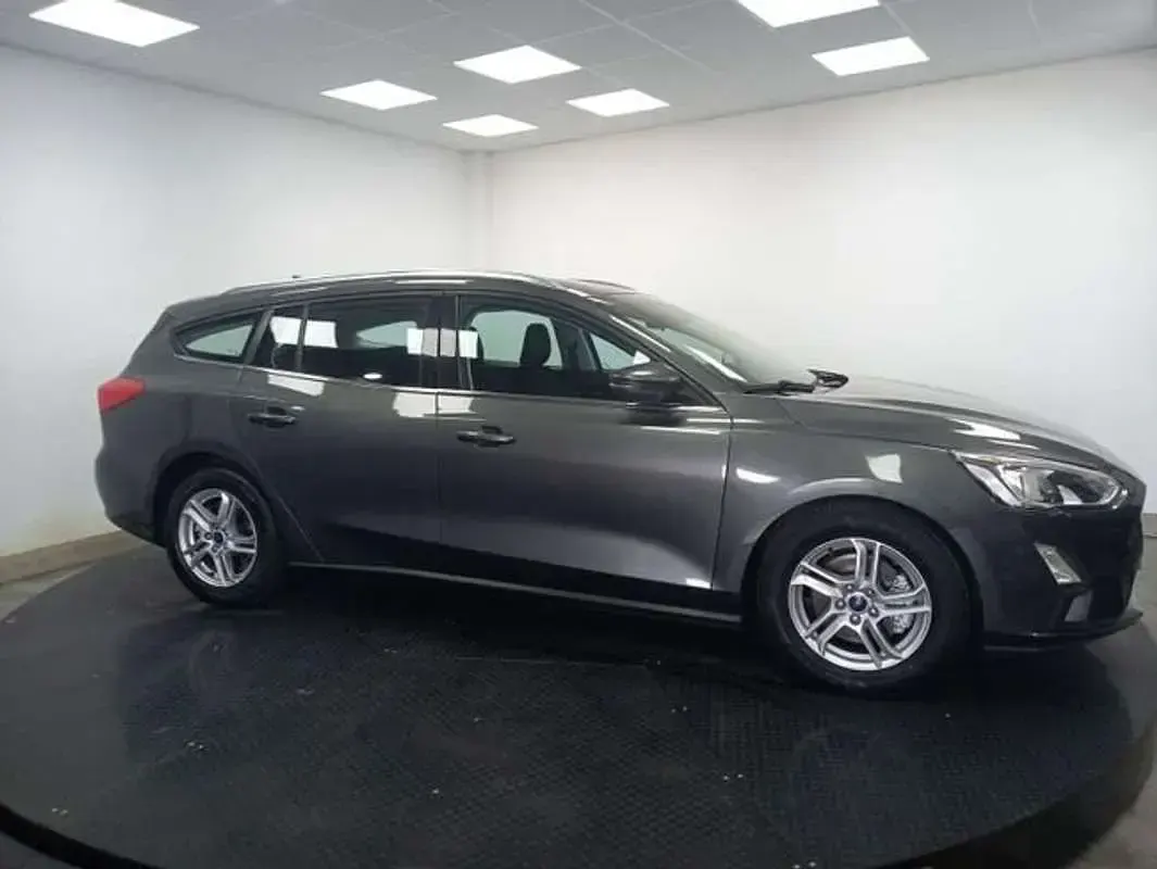 Usado Ford Focus Trend 101 CV (74 kW) 2019 Gris Familiar