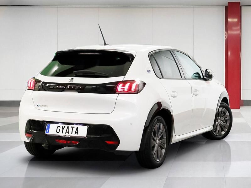 Usado Peugeot e-208 Allure 100 kW (136 CV) 2021 Blanco Utilitario