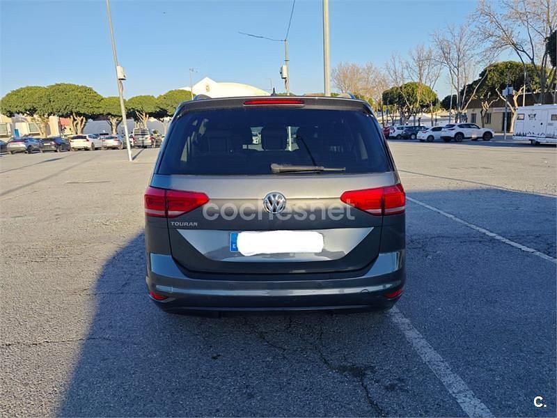 Usado VW Touran Advance 115 CV (84 kW) 2018 Gris / plata Monovolumen