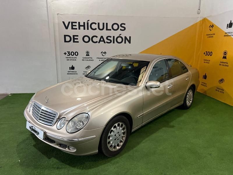 Usado Mercedes E270 Elegance 177 CV (130 kW) 2003 Beige Berlina