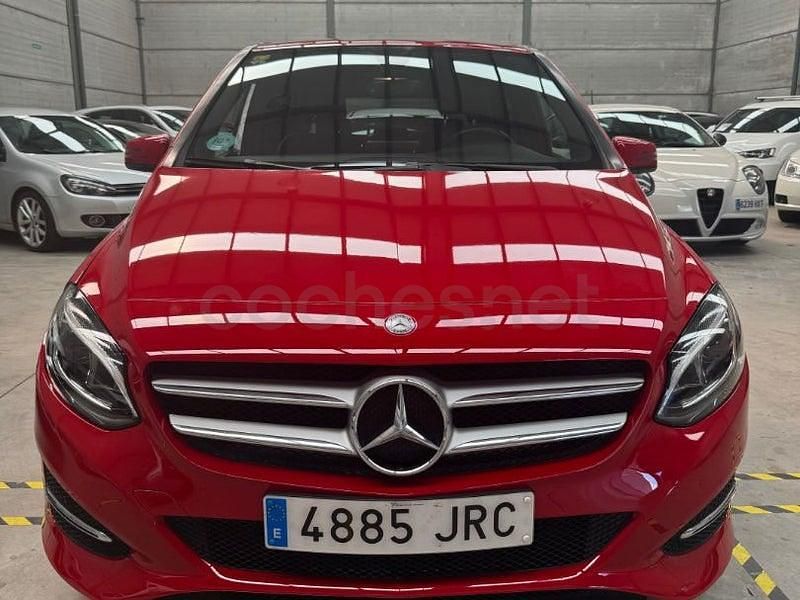 Usado Mercedes B180 AMG line 109 CV (80 kW) 2016 Rojo Monovolumen