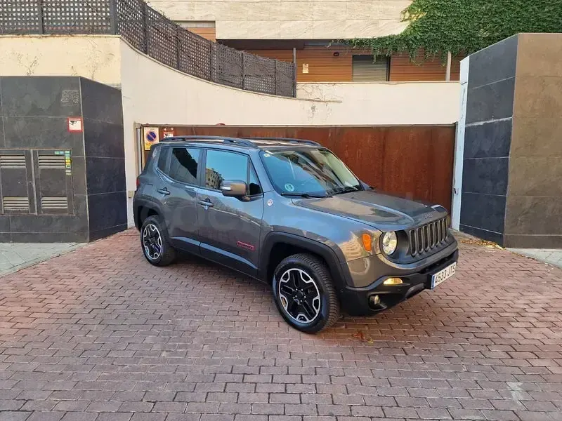 Usado Jeep Renegade Trailhawk 170 CV (125 kW) 2017 Gris / plata SUV
