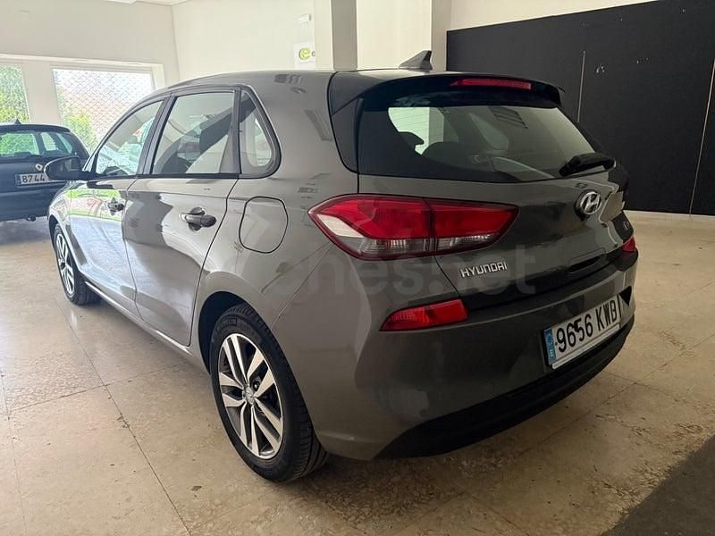 Usado Hyundai i30 120 CV (88 kW) 2019 Gris / plata Berlina