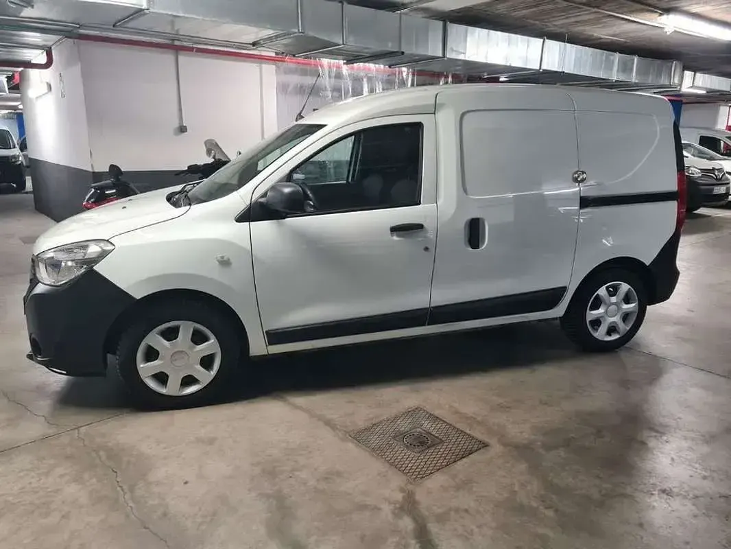 Usado Dacia Dokker Essentiel 109 CV (80 kW) 2021 Blanco Monovolumen