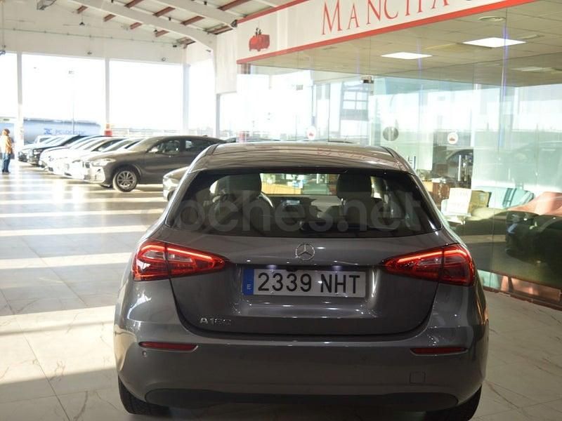 Usado Mercedes A180 116 CV (85 kW) 2022 Gris / plata Berlina