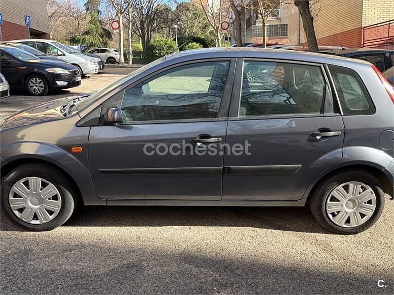 Usado Ford Fiesta Ambiente 68 CV (50 kW) 2007 Gris / plata Utilitario