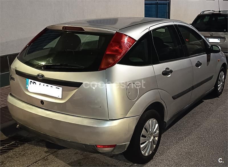 Usado Ford Focus Trend 90 CV (66 kW) 2000 Gris / plata Berlina