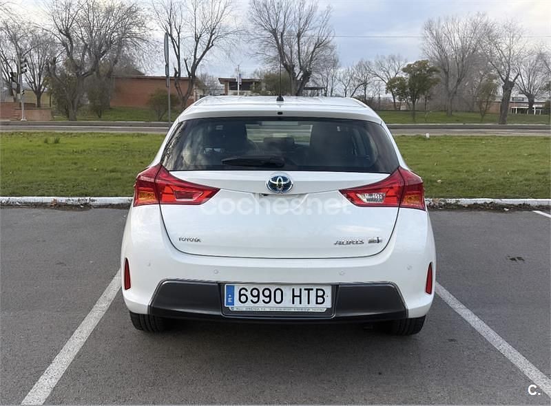 Usado Toyota Auris Hybrid Active 136 CV (100 kW) 2014 Blanco Berlina