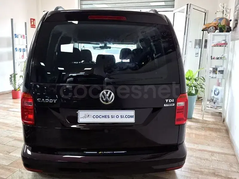 Usado VW Caddy Trendline 102 CV (75 kW) 2016 Violeta / lila Monovolumen