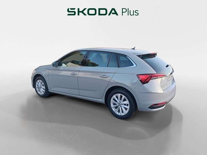 Usado Skoda Scala Selection 116 CV (85 kW) 2025 Gris Utilitario