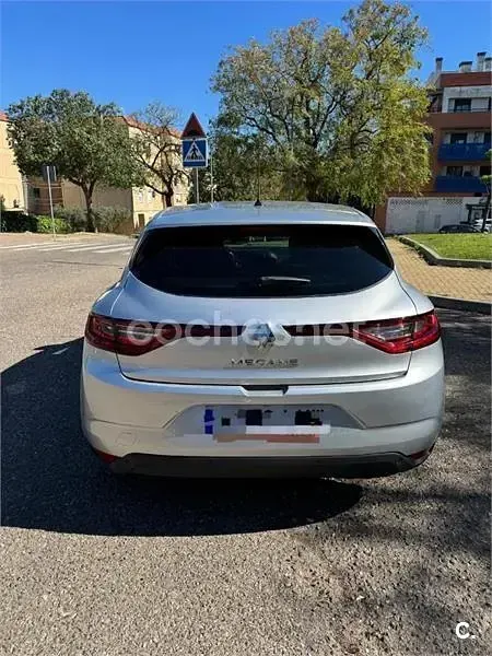 Usado Renault Mégane LIMITED 140 CV (102 kW) 2020 Gris / plata Berlina