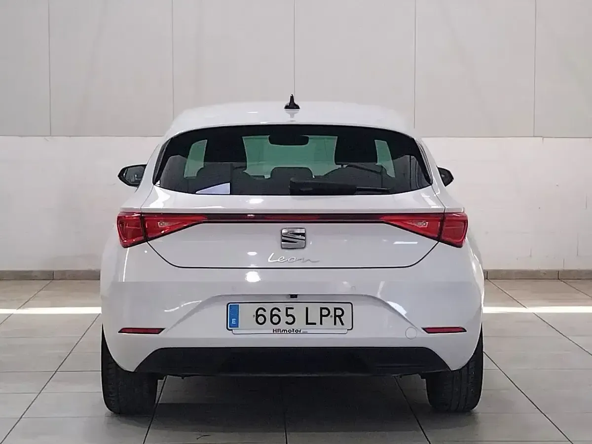 Usado Seat Leon Style 110 CV (80 kW) 2021 Blanco Berlina