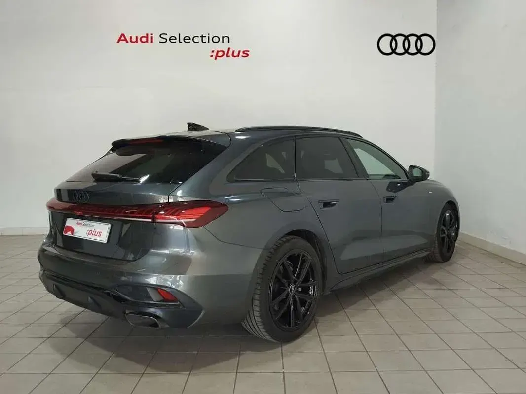 Usado Audi A5 204 CV (150 kW) 2025 Gris Familiar