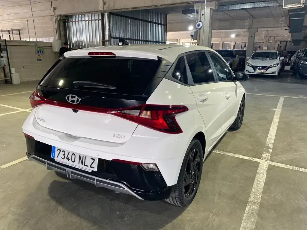 Nuevo Hyundai i20 Blackline 90 CV (66 kW) 2026 Rojo Utilitario