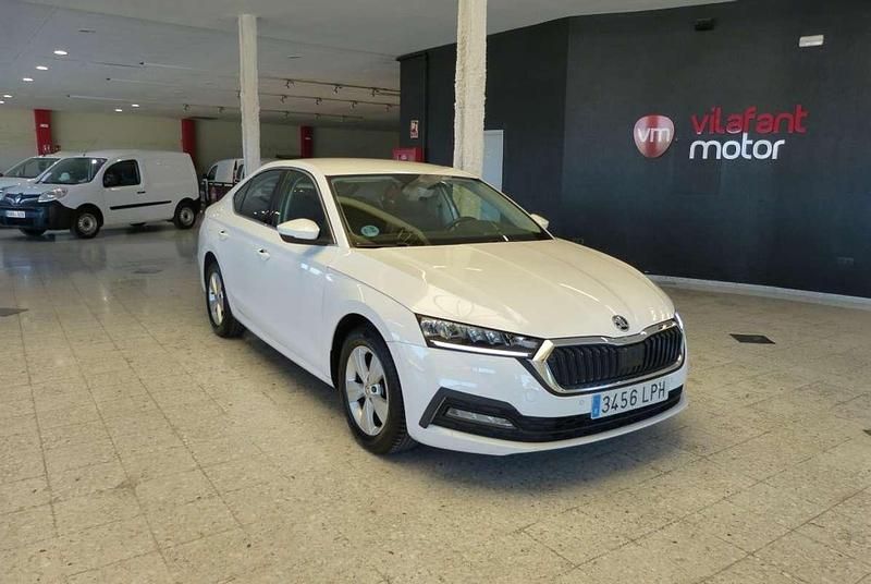 Blanco Usado 2021 Skoda Octavia Ambition Utilitario | 21.500 € (Un poco caro) - Imagen 1/4