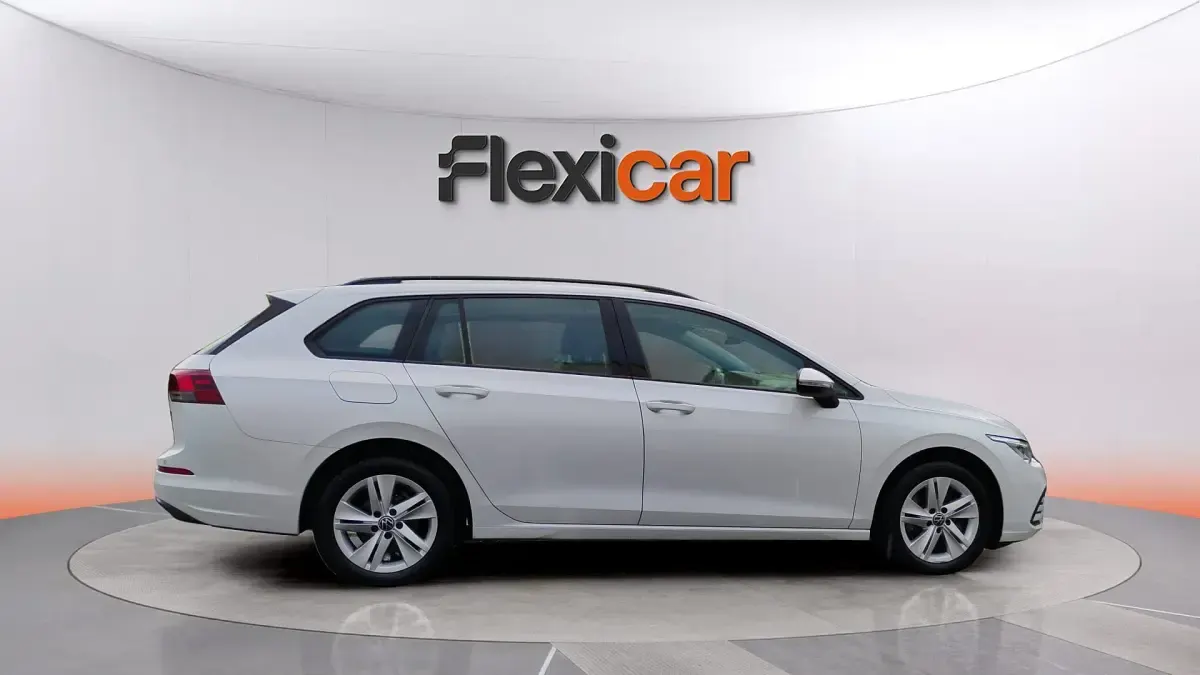 Begagnad VW Golf VIII Life 116 HK (85 kW) 2021 Grå Kombi