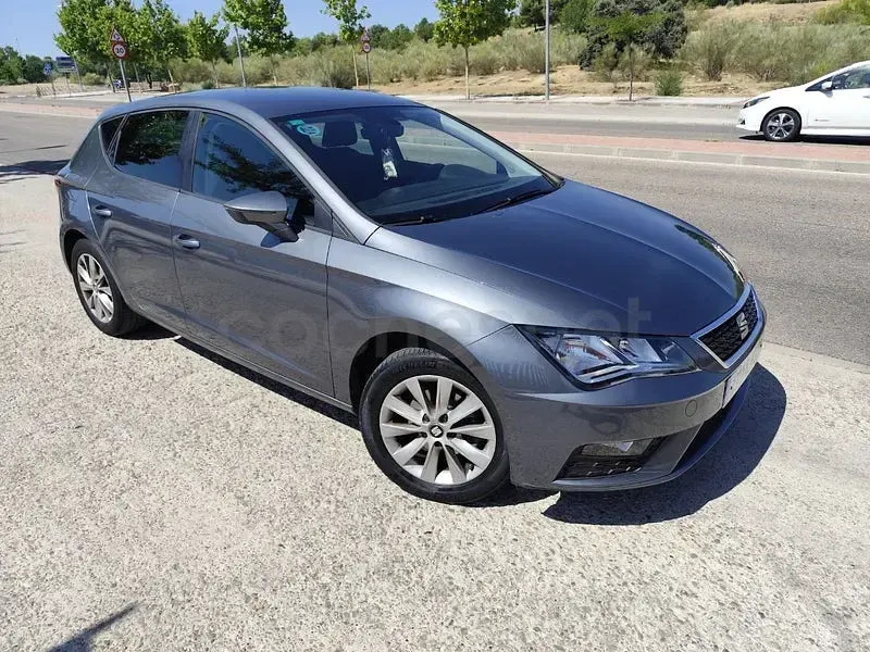 Usado Seat Leon Style 110 CV (80 kW) 2018 Gris / plata Berlina