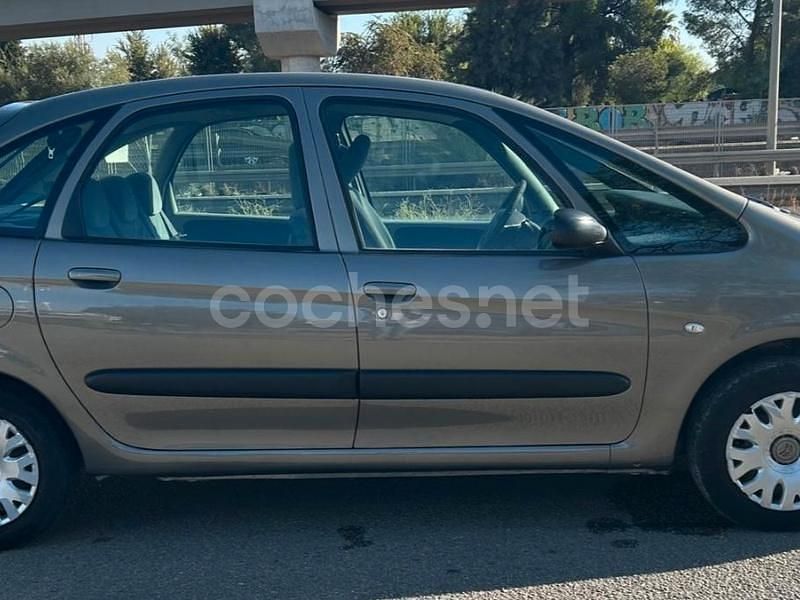 Usado Citroën Xsara Picasso 92 CV (67 kW) 2009 Beige Monovolumen