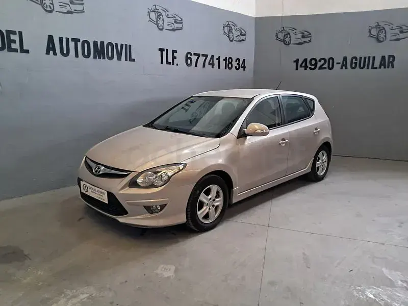 Usado Hyundai i30 Comfort 90 CV (66 kW) 2011 Beige Berlina