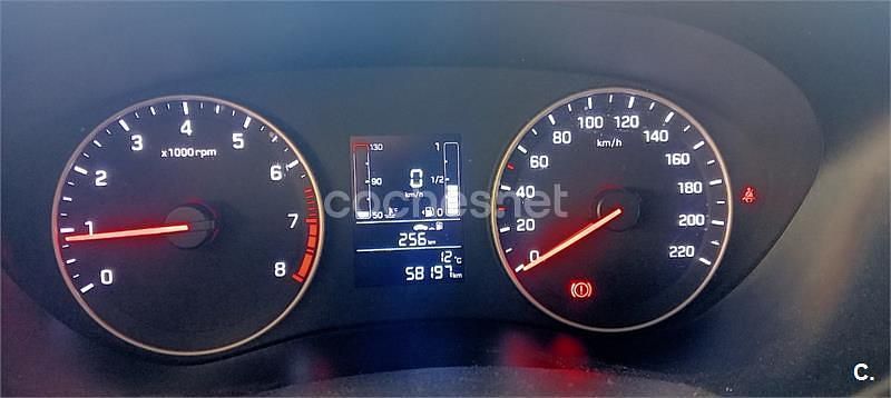 Usado Hyundai i20 75 CV (55 kW) 2018 Gris / plata Berlina