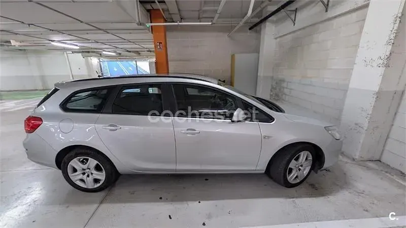 Usado Opel Astra Business 130 CV (95 kW) 2013 Blanco Familiar