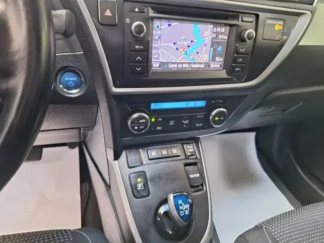 Usado Toyota Auris Hybrid Active 100 CV (73 kW) 2014 Blanco Berlina