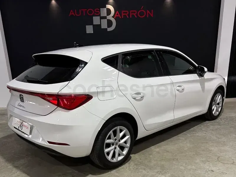 Usado Seat Leon Style 110 CV (80 kW) 2021 Blanco Berlina