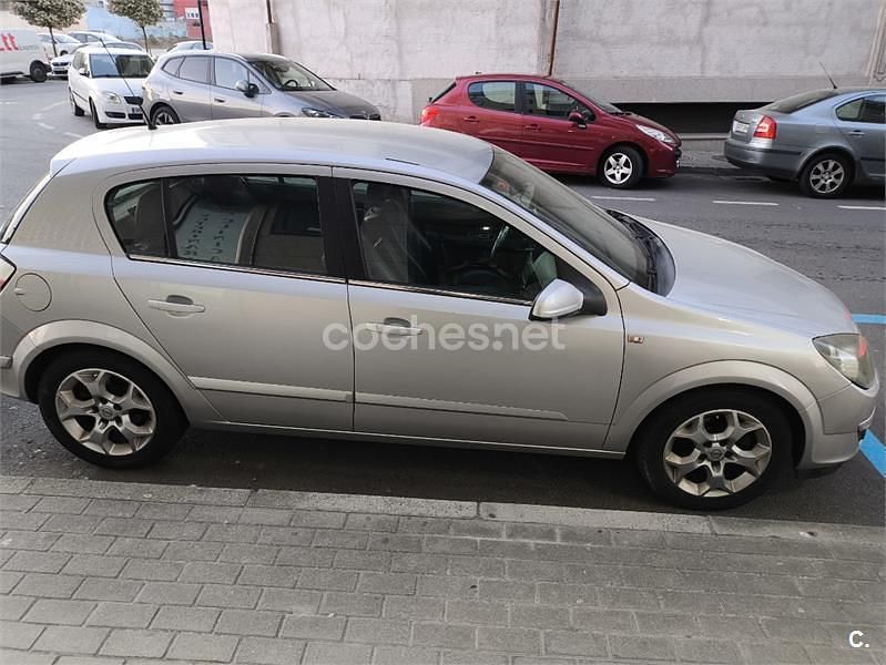 Usado Opel Astra Cosmo 100 CV (73 kW) 2005 Gris / plata Berlina