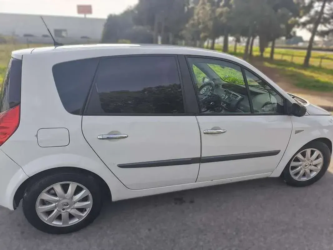 Usado Renault Scenic E-Tech Dynamique 131 CV (96 kW) 2010 Blanco Monovolumen