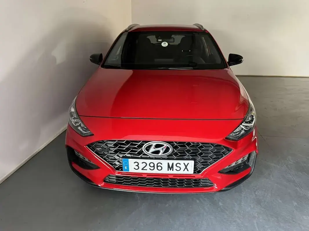 Usado Hyundai i30 N Line 120 CV (88 kW) 2024 Rojo Familiar