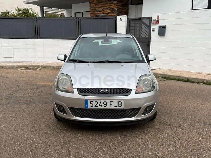 Usado Ford Fiesta Trend 90 CV (66 kW) 2007 Gris / plata Utilitario