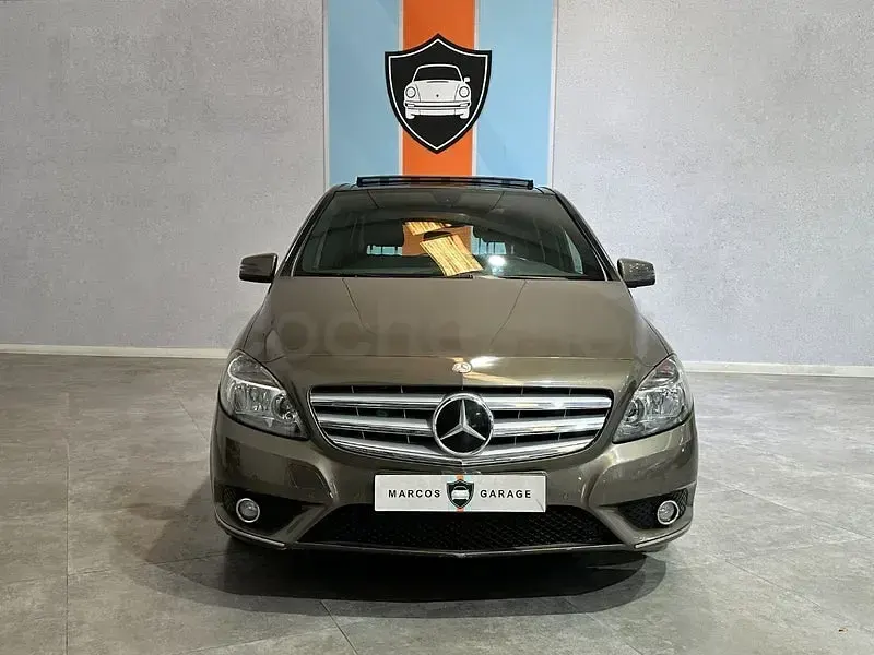 Usado Mercedes B180 109 CV (80 kW) 2014 Marrón Monovolumen