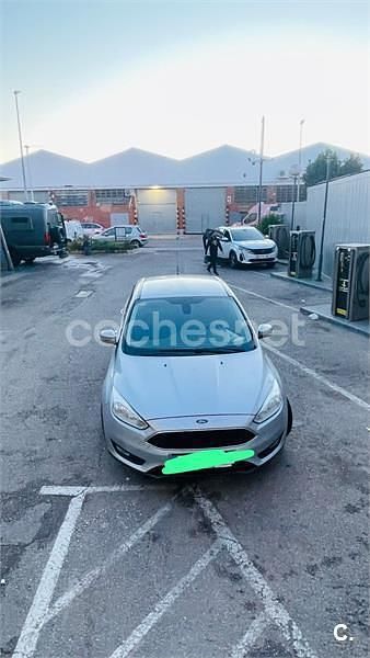 Usado Ford Focus Trend 100 CV (73 kW) 2015 Gris / plata Berlina