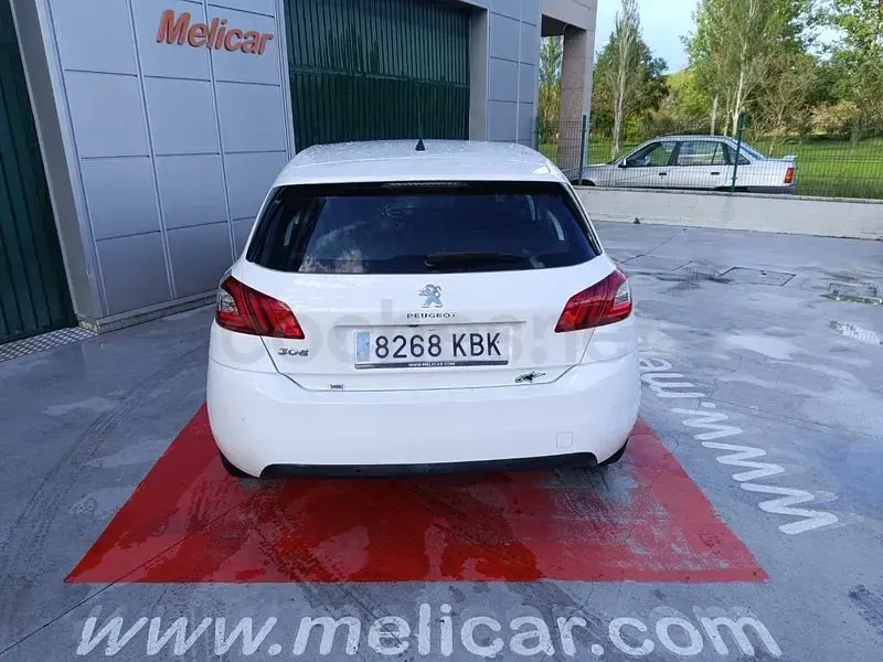 Usado Peugeot 308 Allure 120 CV (88 kW) 2017 Blanco Berlina