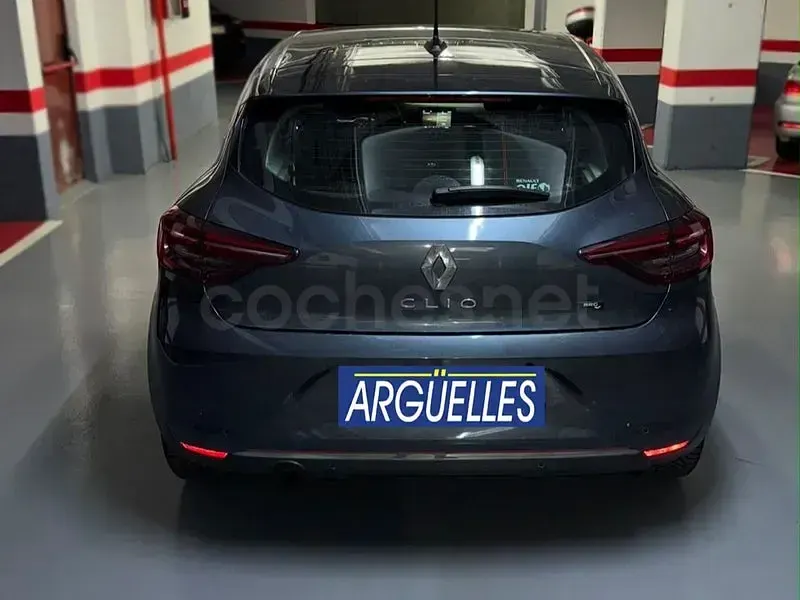 Usado Renault Clio IV Zen 100 CV (73 kW) 2019 Gris / plata Berlina