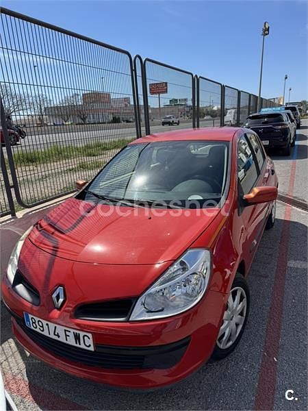 Usado Renault Clio II Authentique 70 CV (51 kW) 2006 Rojo Berlina