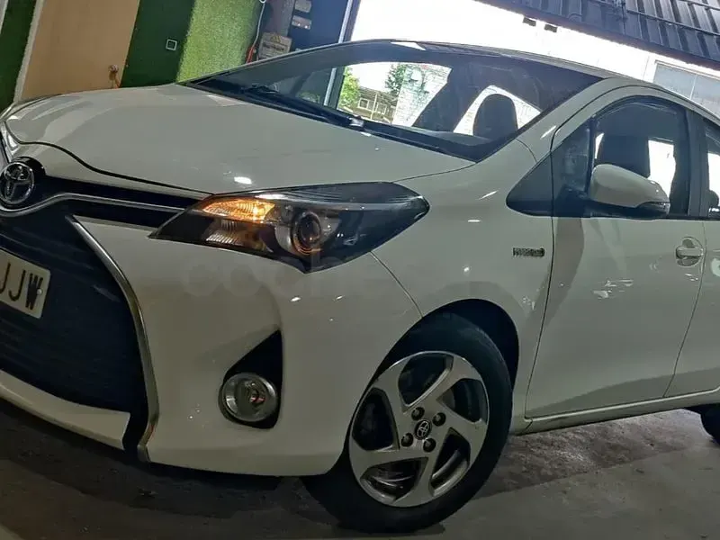 Usado Toyota Yaris Hybrid Active 100 CV (73 kW) 2016 Blanco Berlina