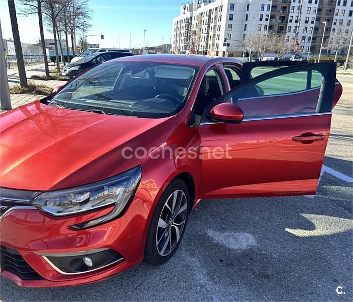 Usado Renault Mégane IV Bose Edition 130 CV (95 kW) 2018 Rojo Berlina