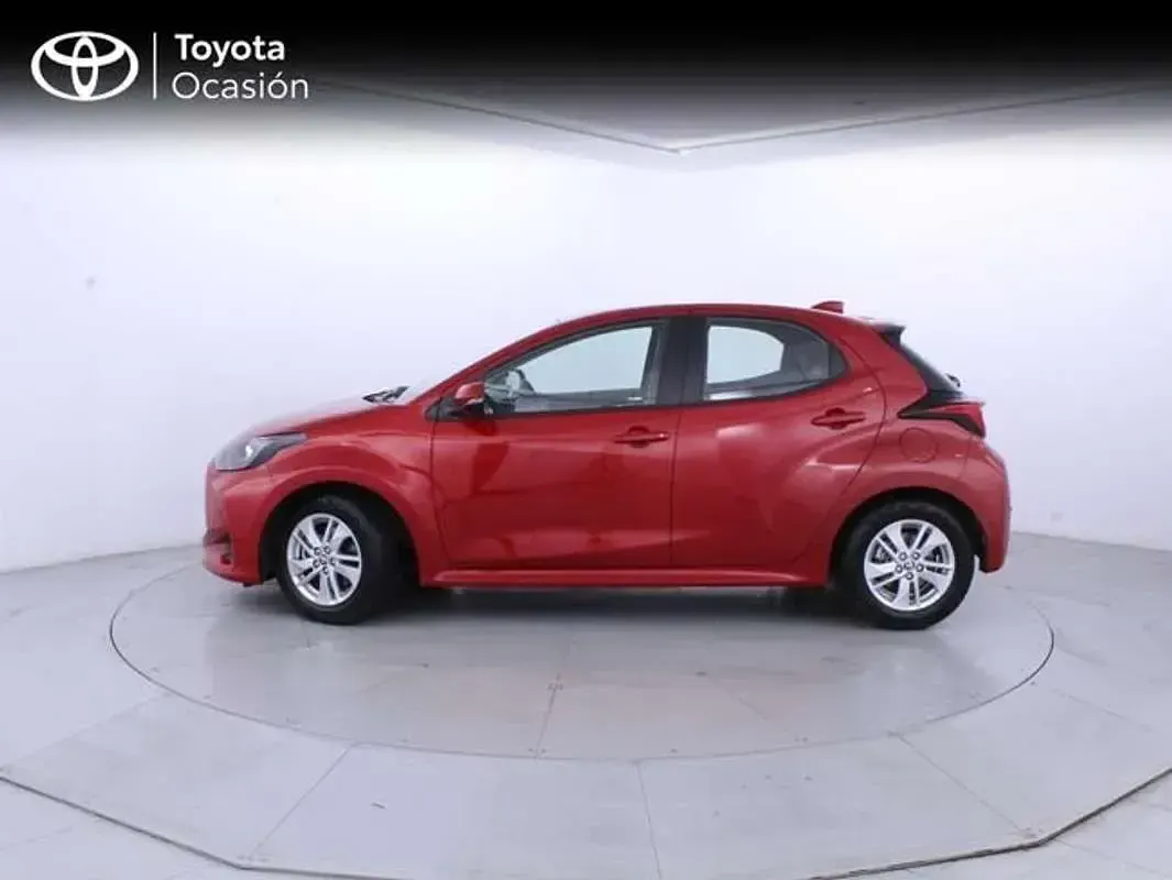 Begagnad Toyota Yaris Hybrid Active 116 HK (85 kW) 2022 Röd Halvkombi