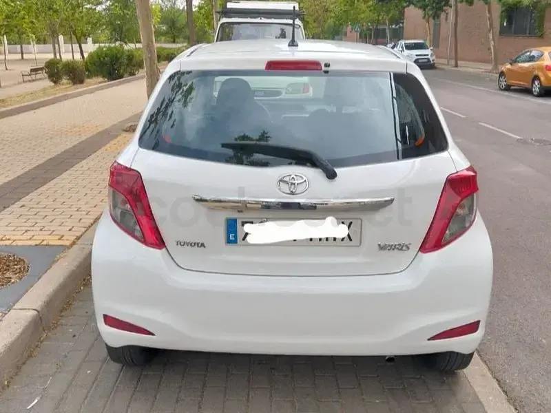 Usado Toyota Yaris Active 69 CV (50 kW) 2012 Blanco Utilitario