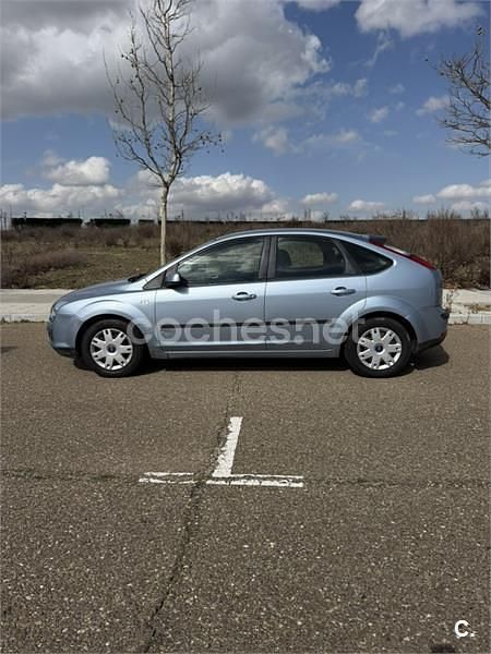 Usado Ford Focus Trend 109 CV (80 kW) 2005 Azul Berlina
