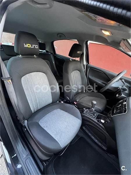 Usado Fiat Punto Young 69 CV (50 kW) 2014 Negro Berlina