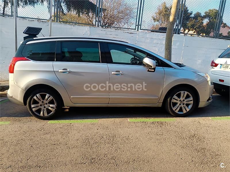 Usado Peugeot 5008 Sport 112 CV (82 kW) 2011 Gris / plata Monovolumen