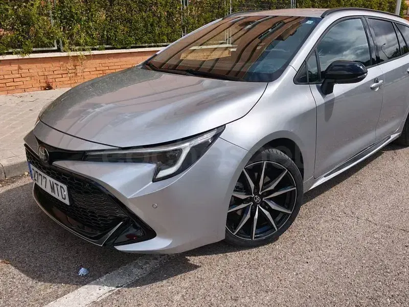 Usado Toyota Corolla Sport 196 CV (144 kW) 2024 Gris / plata Familiar