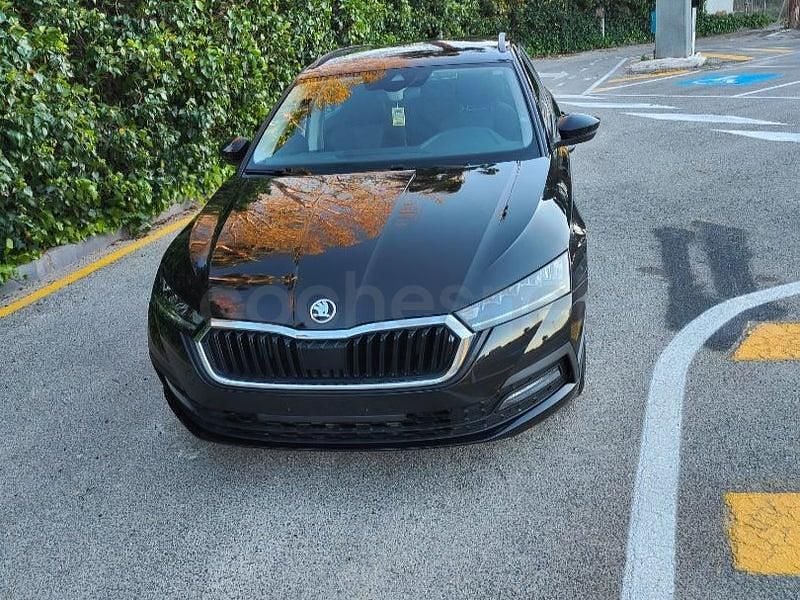 Usado Skoda Octavia Ambition 116 CV (85 kW) 2024 Negro Familiar