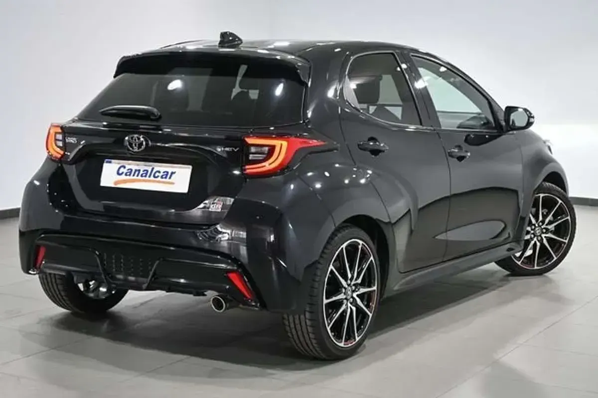 Usado Toyota Yaris Hybrid Sport 92 CV (67 kW) 2024 Negro Berlina