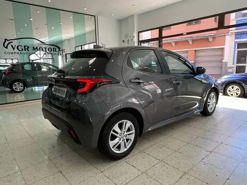 Käytetty Toyota Yaris 125 HP (91 kW) 2023 Harmaa Viistoperä